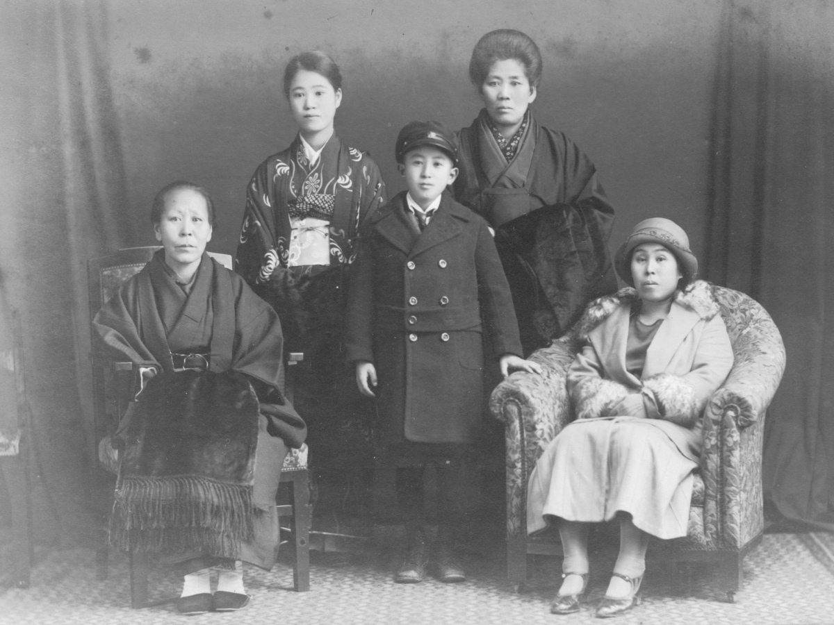 Kiri Shinde and family, 1906